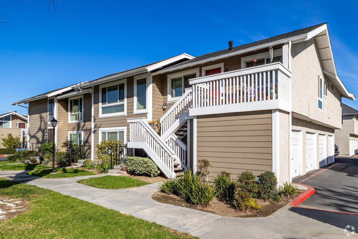 Foto principal - Walnut Village Townhomes