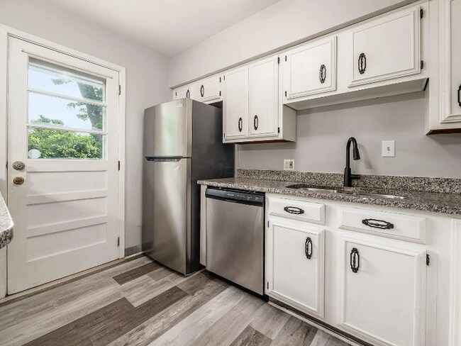 Foto del edificio - 570 Fairholme Rd