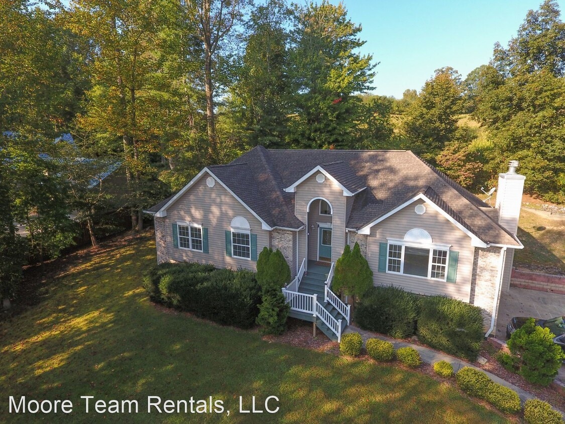 210 Winding Way Ln, Hendersonville, NC 28792 House Rental in