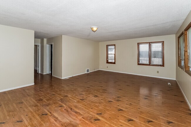 Building Photo - Coming Soon!! 2 Bedroom, 1 Bathroom House in St. Paul!