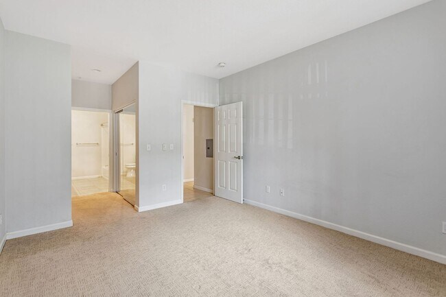 Foto del edificio - 2-Bedroom Condo in Prime Sunnyvale Location Near Tech Hubs