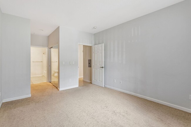 Building Photo - 2-Bedroom Condo in Prime Sunnyvale Location Near Tech Hubs