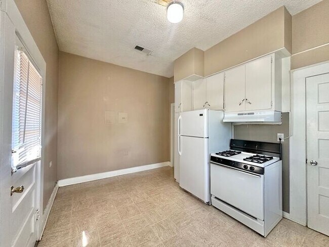 Foto del edificio - 2 Bed 1 Bath at Broadway Apartments! All B...