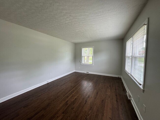 Building Photo - 3bed/1bath House in Greensboro - $1395/month