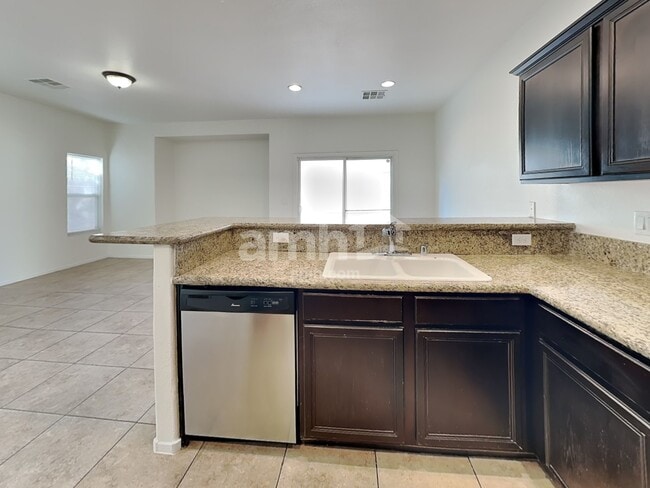 Foto del edificio - 1033 Maple Pines Ave