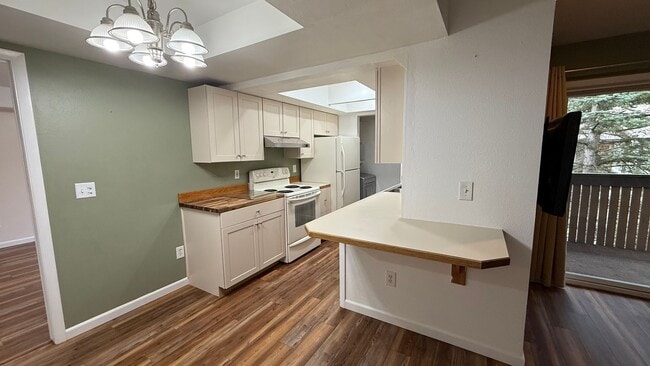 Building Photo - Well Maintained Top Floor 2 Bed/2 Bath Con...
