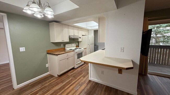 Foto del edificio - Well Maintained Top Floor 2 Bed/2 Bath Condo W/Garage Space. Call Today!