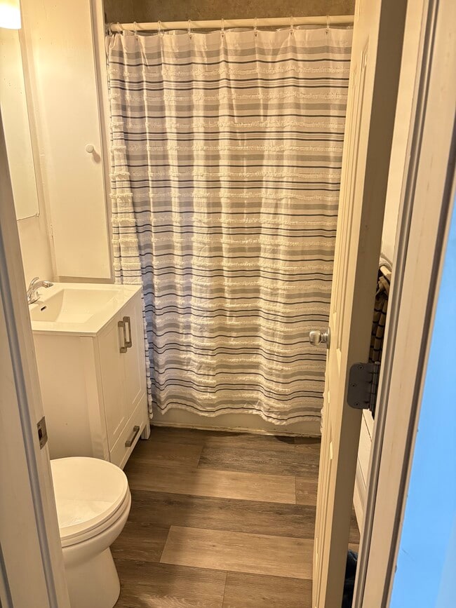 Building Photo - 770 Riverside Dr