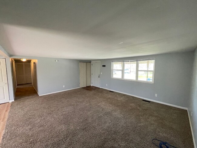 Building Photo - 2306 Deerwood Dr