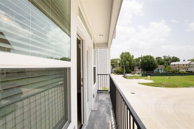 Building Photo - 608 Hawthorn Grove Ln