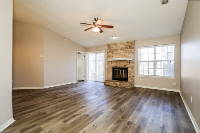 Foto del edificio - 7748 Collins Ridge Blvd