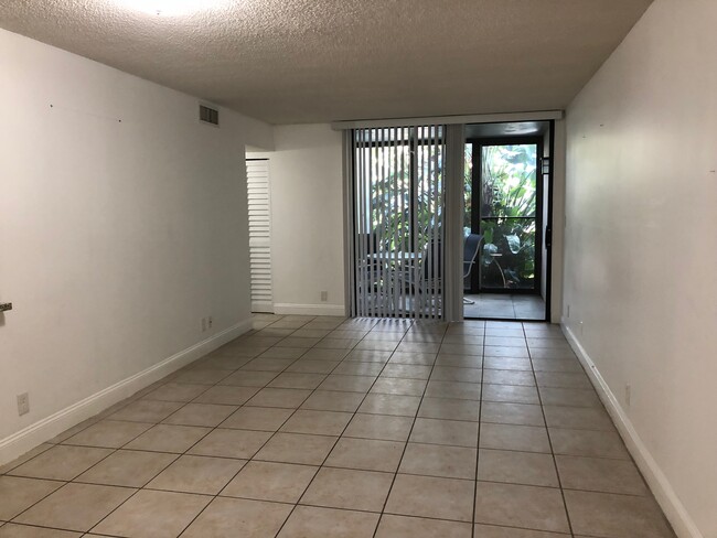 Building Photo - 210 Lake Pointe Dr