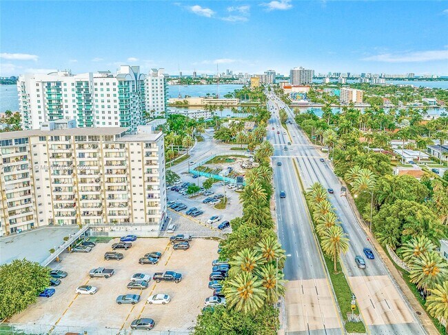 Foto del edificio - 7904 West Dr
