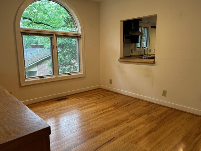 El comedor tiene una gran ventana y un pasaplatos que comunica con la cocina. - 407 McCauley St