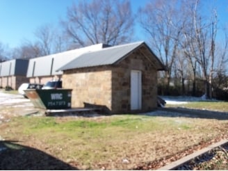 Building Photo - 600 E Poplar St