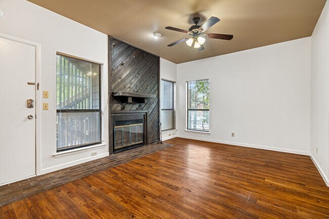 Foto del edificio - PARK PLACE - ACROSS FROM DKR STADIUM - 1BD / 1BA With Study - WOOD FLOORS - W/D