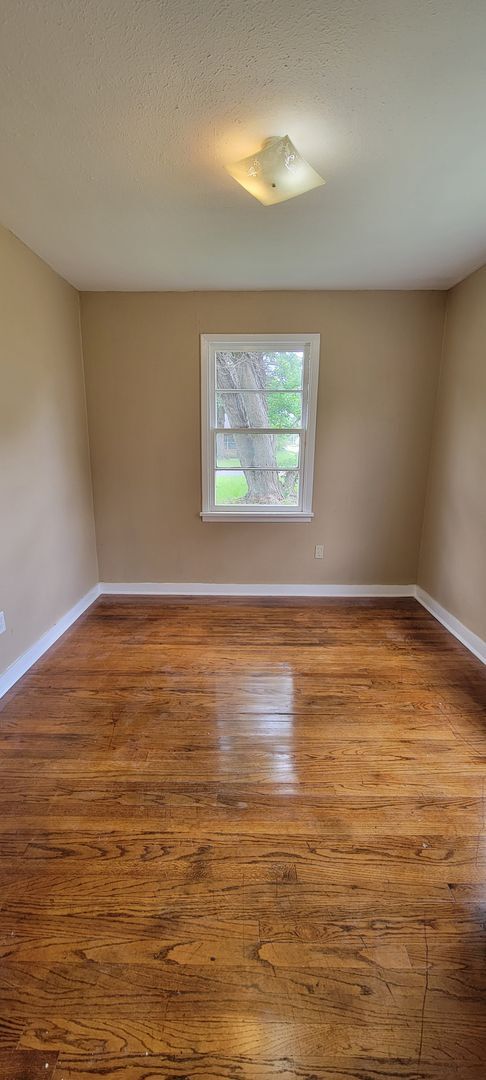 Building Photo - Gorgeous 4 bedroom/1 bath with beautiful k...
