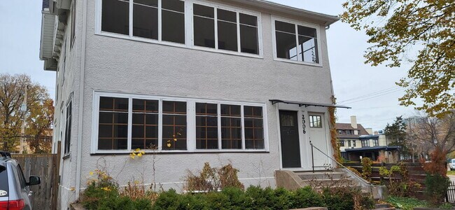 Foto del edificio - "Charming Studio Gem with Office and Hardwood Floors in the Heart of Minneapolis!"