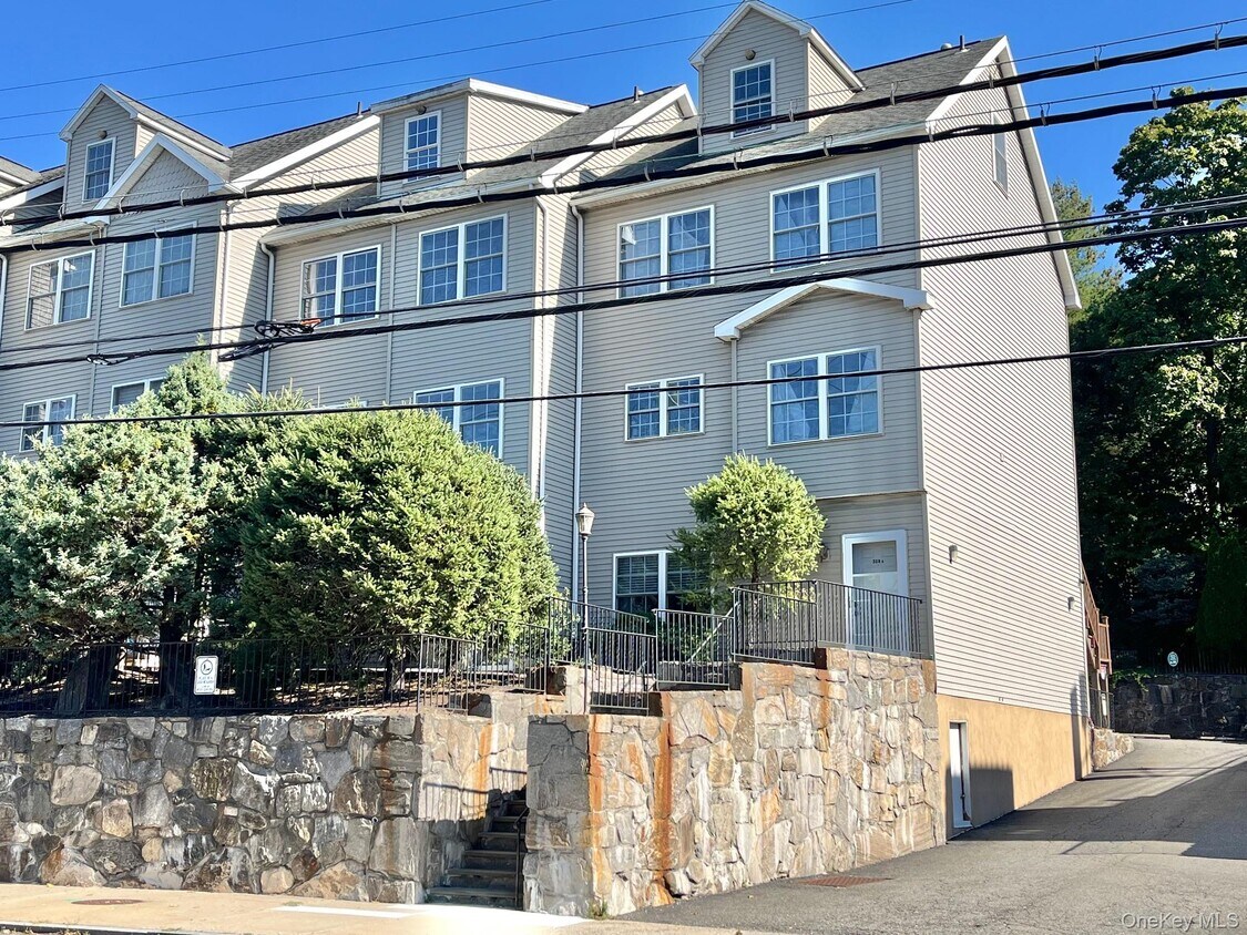 Foto principal - 327 W Post Rd