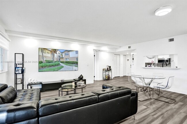 Foto del edificio - 9901 Westview Dr