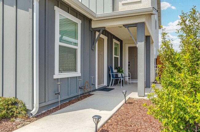 Building Photo - Multi-Generational Home!