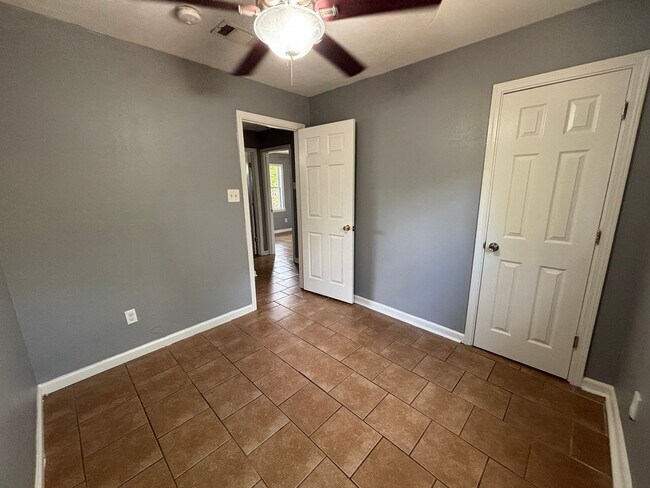 Building Photo - 3 bedroom- 1 bath!