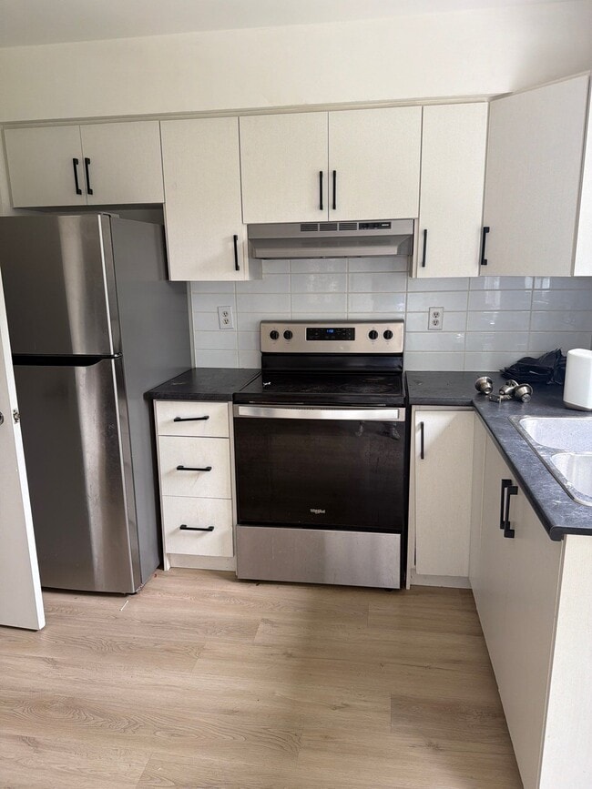 Building Photo - SPACIOUS THREE BEDROOM TOWNHOME IN WESTMOUNT
