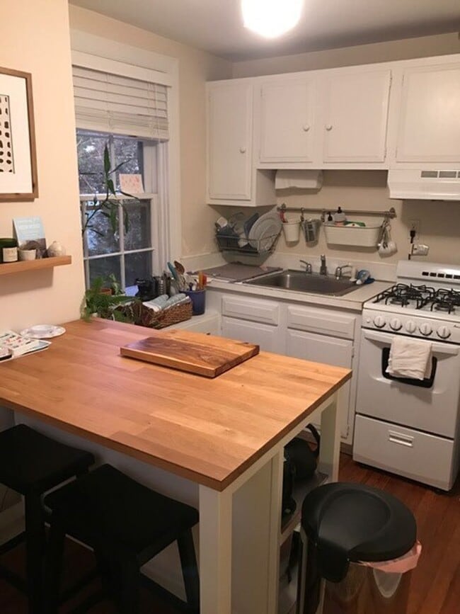 Building Photo - Spacious upper multi level apartment in he...
