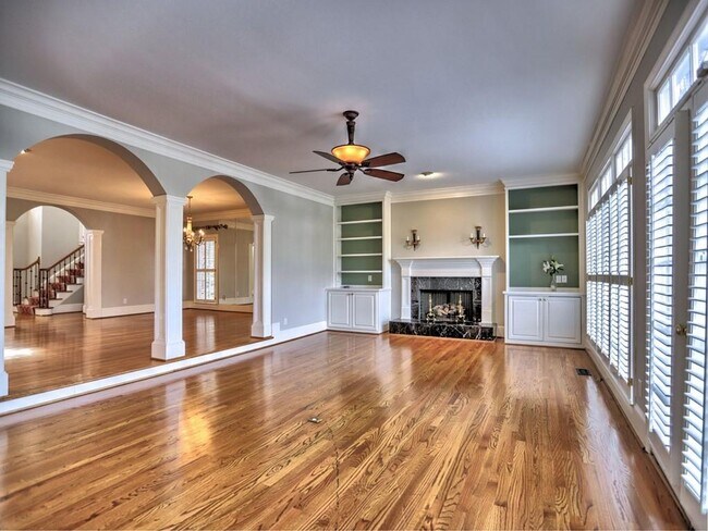 Building Photo - 4563 Fountain Dr NE