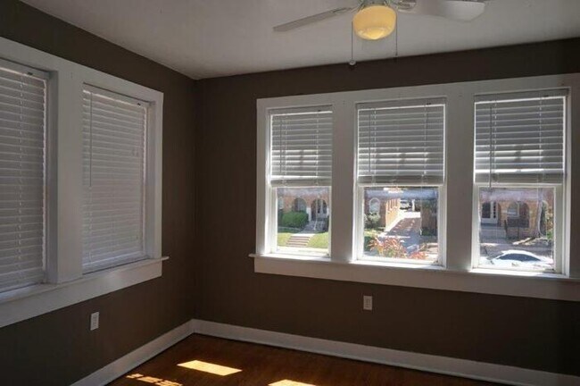 Building Photo - Large 1 Bed 1 Bath in Mesta Park Addition NW OKC, Close to Midtown, Uptown and Downtown