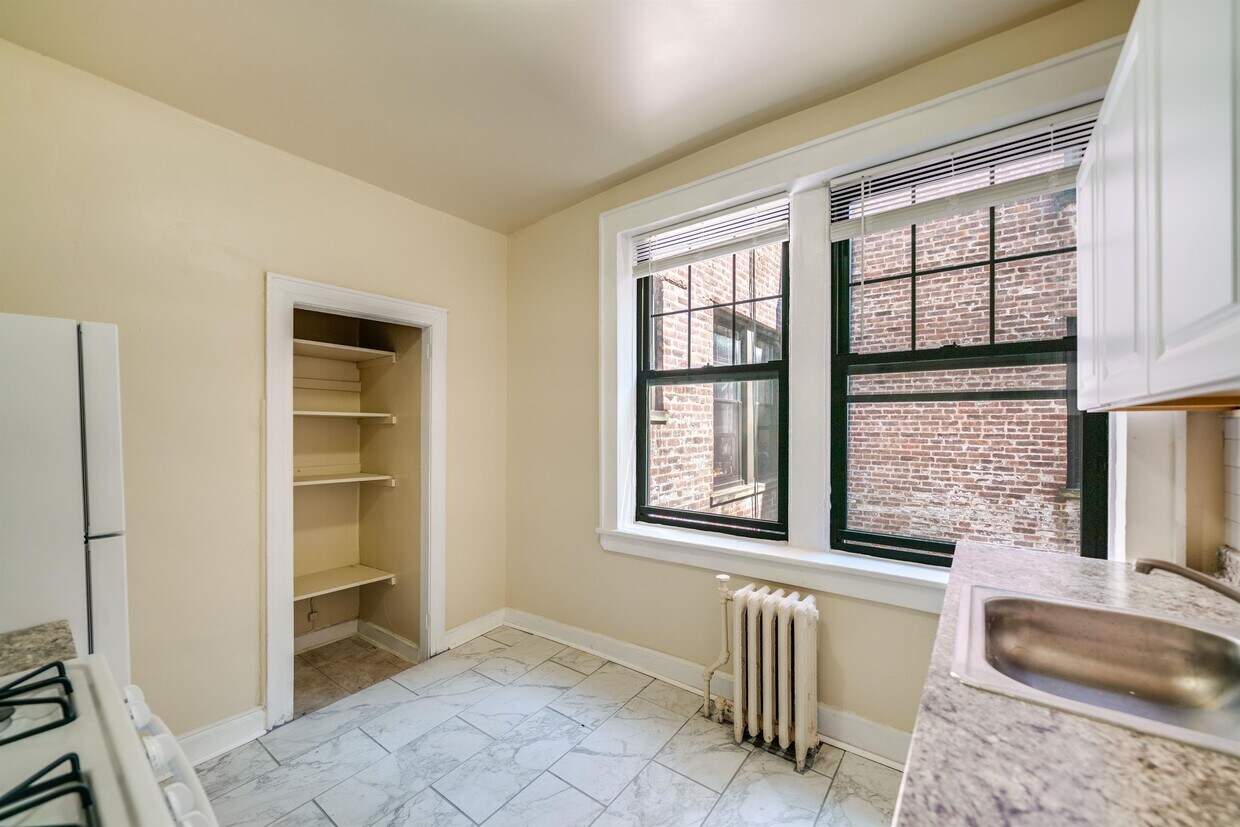 Primary Photo - 51 Brinkerhoff Ave
