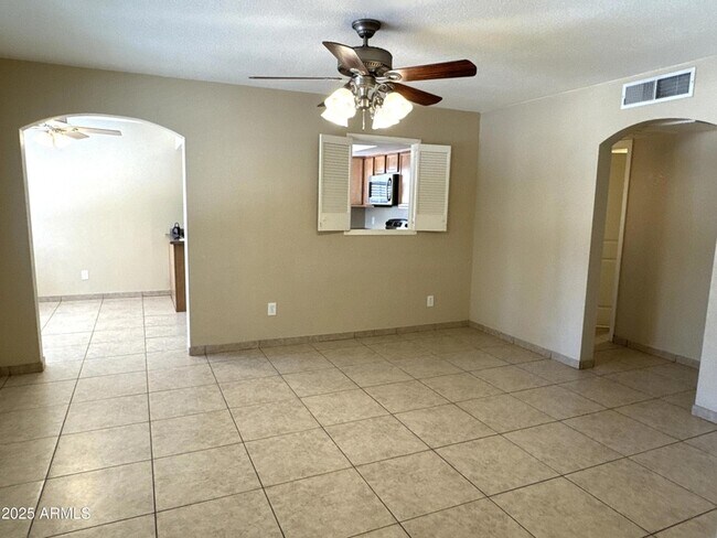 Building Photo - 925 S Longmore