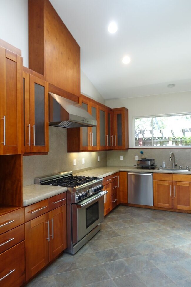 Building Photo - GREAT North Los Altos Home, large rooms, v...