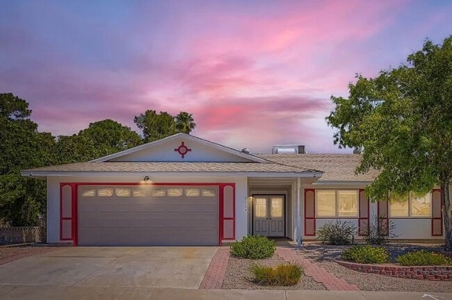 Foto del edificio - A fantastic  single-story home with a priv...