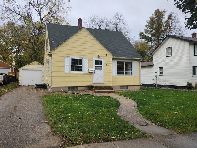 Foto del edificio - 4 bed 1 bath single family house.