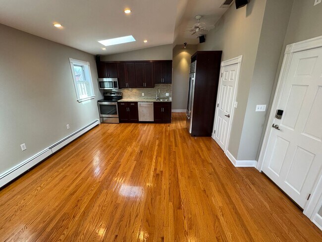 Foto del edificio - 24 Ellington Rd