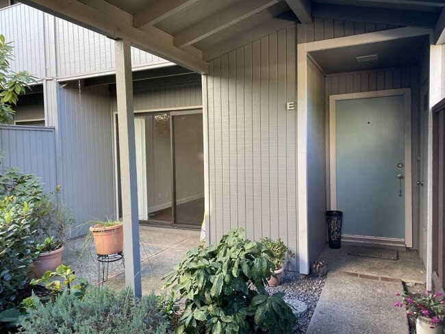 Building Photo - 20 Barneson Ave