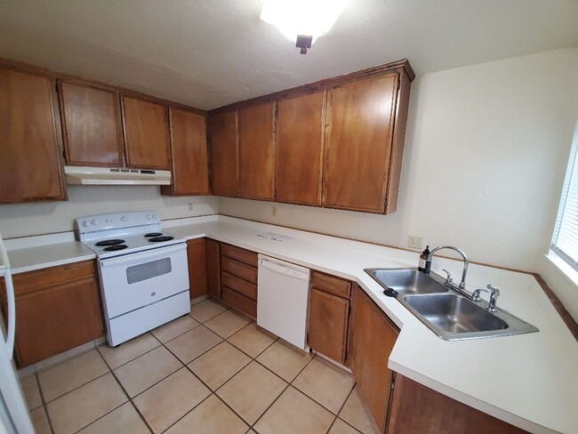 Building Photo - 4-Bedroom home located close to the Eureka...