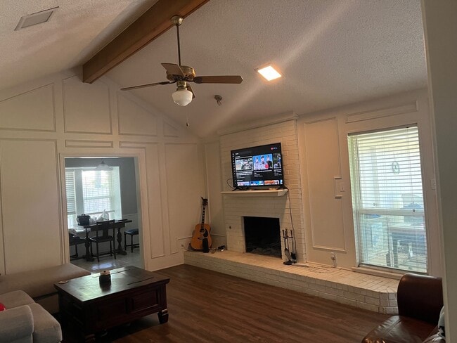 Living - 2100 Camellia St