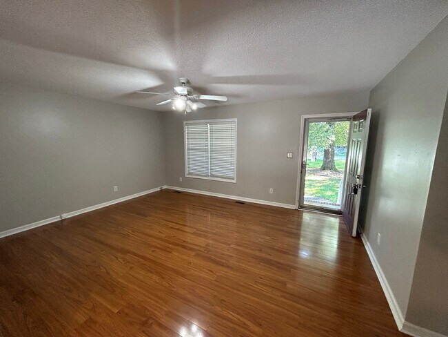 Foto del edificio - Greensboro Home - Lisa Barker - 336.986.4840