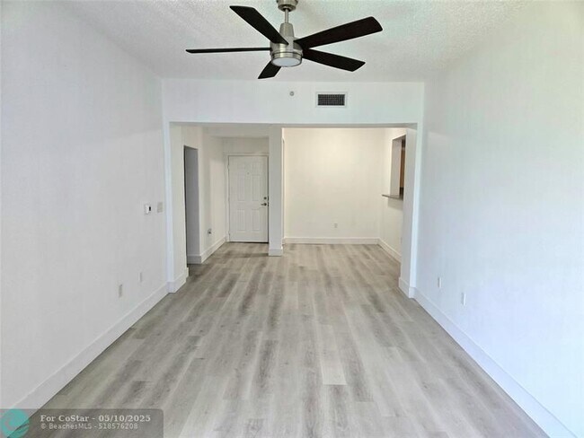 Foto del edificio - 533 NE 3rd Ave