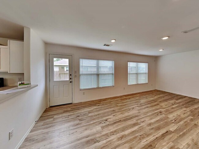 Foto del edificio - 6183 Dunsmore Cyn Ln