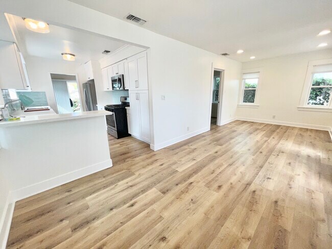 Building Photo - 951 Superba Ave