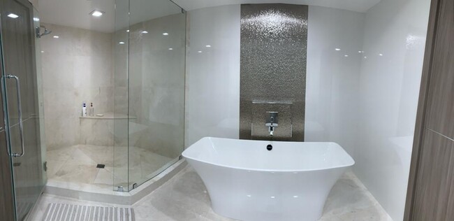 MASTER BATH - 17111 Biscayne Blvd