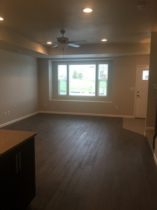 Foto del edificio - BEAUTIFUL 2 BEDROOM 2 BATHROOM TOWNHOUSE IN THE POINTE