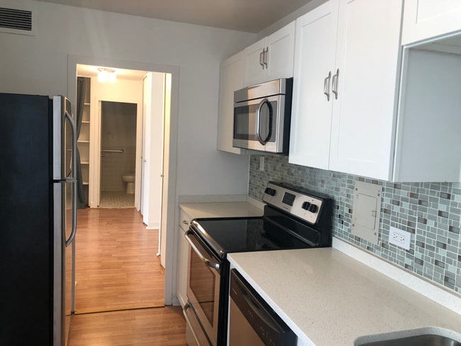 Photo - 5701 N Sheridan Rd (Chicago, IL) Apartment