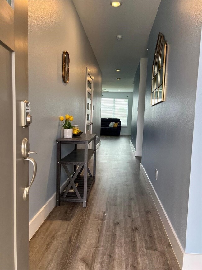 Building Photo - 13107 Clear View Dr