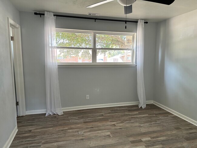 Building Photo - 2054 Parkview Ave
