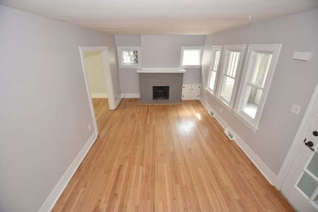 Foto del edificio - Near Notre Dame  2 Story 3 bedroom with 2 car garage