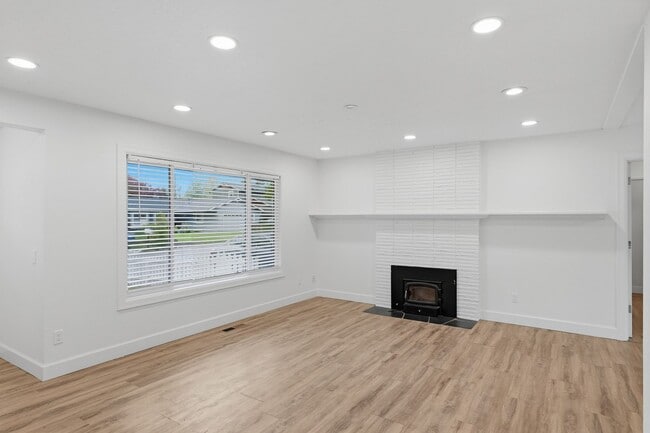 Building Photo - Updated 3Bed/2Bath w/ Bonus Room Plus Lake...